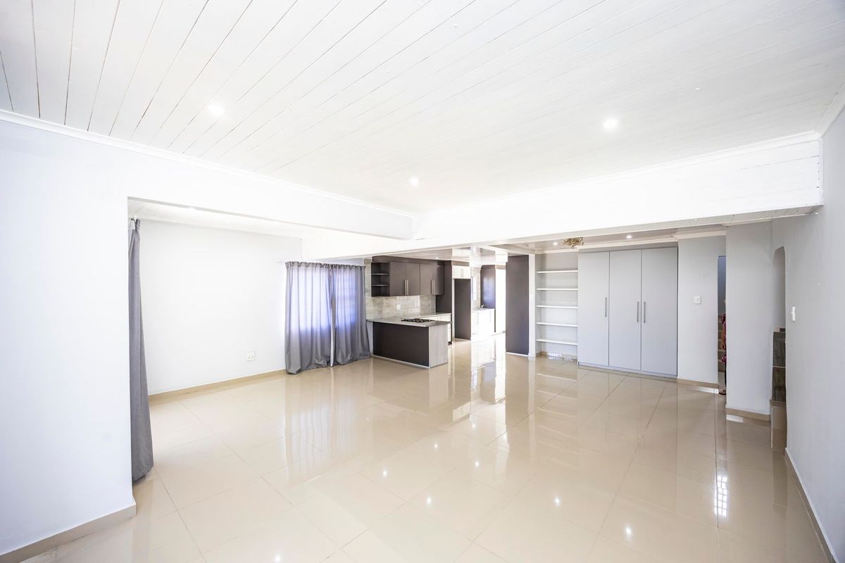 For Sale 5 bedroom House with 3 bedroom Granny Flat in East London - Photo 3