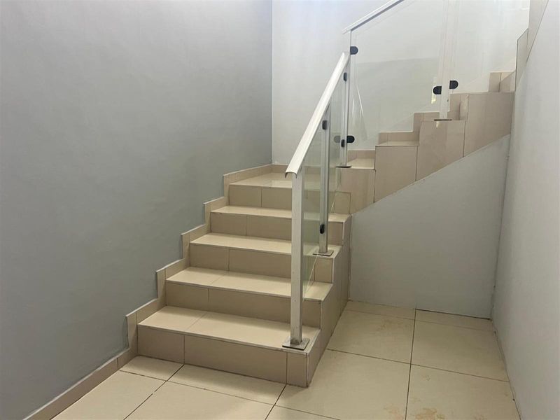 For Sale 5 bedroom House with 3 bedroom Granny Flat in East London - Photo 10