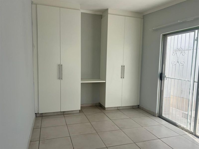 For Sale 5 bedroom House with 3 bedroom Granny Flat in East London - Photo 9