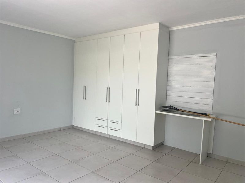 For Sale 5 bedroom House with 3 bedroom Granny Flat in East London - Photo 8