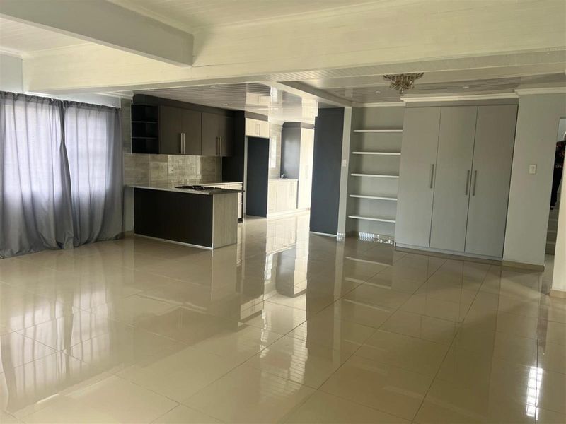 For Sale 5 bedroom House with 3 bedroom Granny Flat in East London - Photo 2