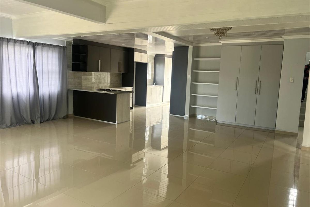 For Sale 5 bedroom House with 3 bedroom Granny Flat in East London - Photo 2