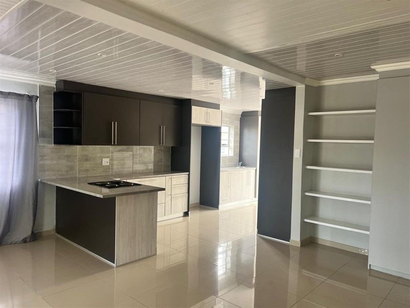 For Sale 5 bedroom House with 3 bedroom Granny Flat in East London - Photo 4