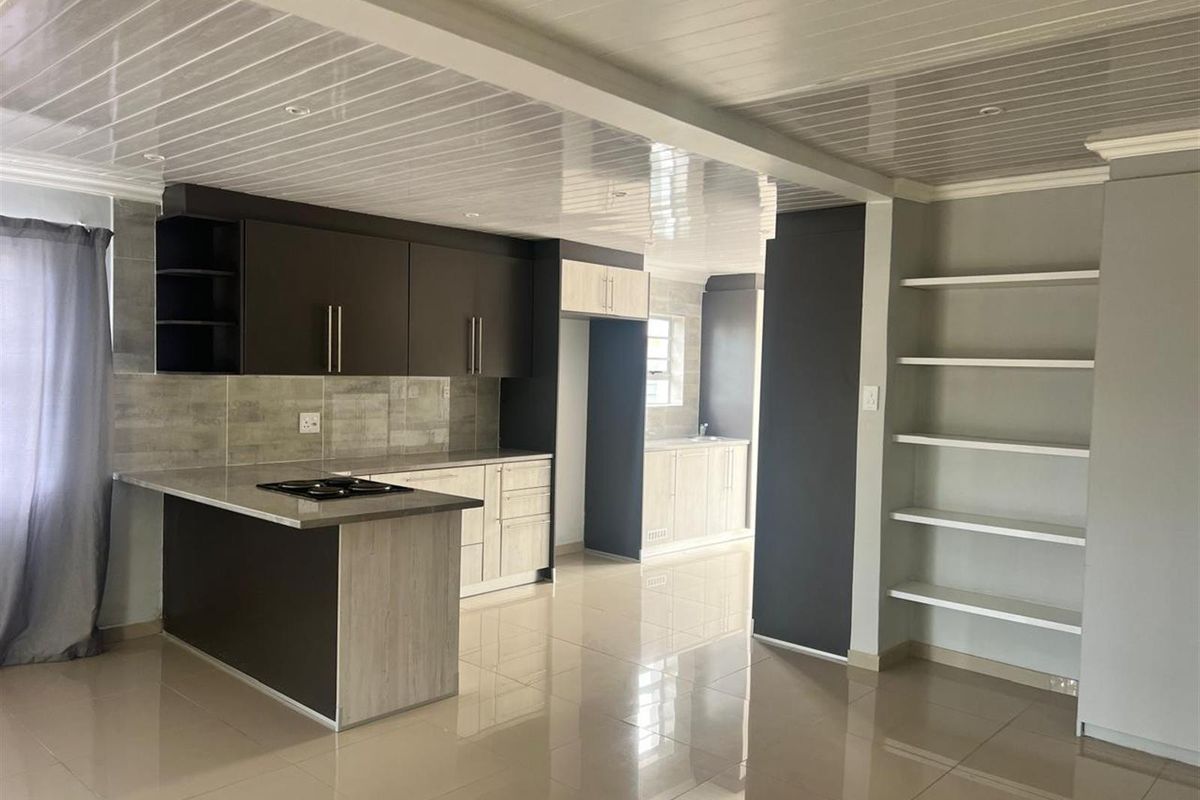 For Sale 5 bedroom House with 3 bedroom Granny Flat in East London - Photo 4