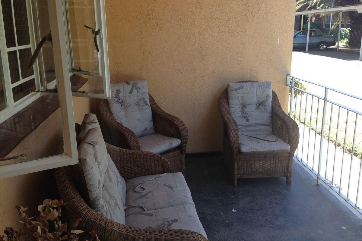 Spacious Ground Floor Apartment for Sale - Photo 2
