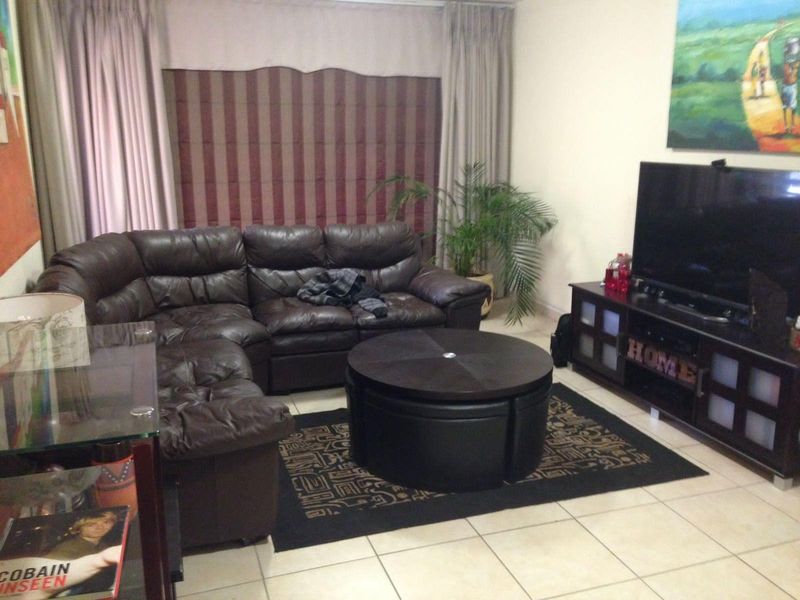 Spacious Ground Floor Apartment for Sale - Photo 1