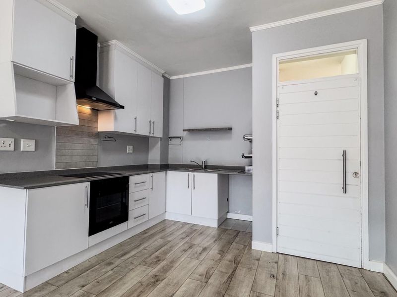 Stylish Two-Bedroom Apartment in Cotswold Fenns Estate - Secure, Modern Living - Photo 2