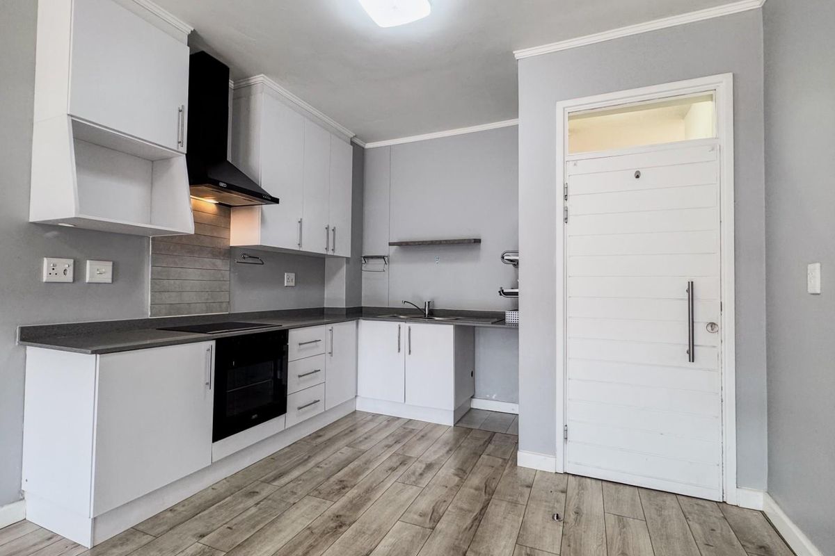 Stylish Two-Bedroom Apartment in Cotswold Fenns Estate - Secure, Modern Living - Photo 2