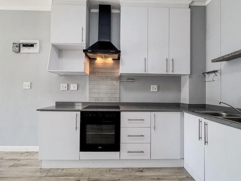 Stylish Two-Bedroom Apartment in Cotswold Fenns Estate - Secure, Modern Living - Photo 4