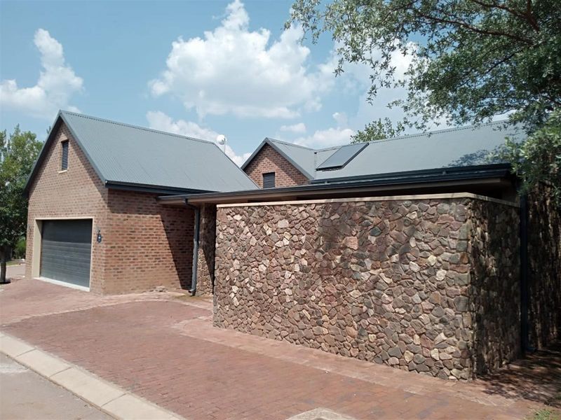 House For Sale in Negester Klein-Kariba, Bela Bela - Photo 1