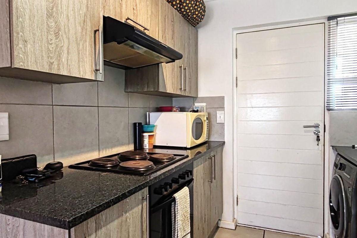 Secure, Low-Maintenance Living in Popular Rochester Village, Heathfield - Photo 4