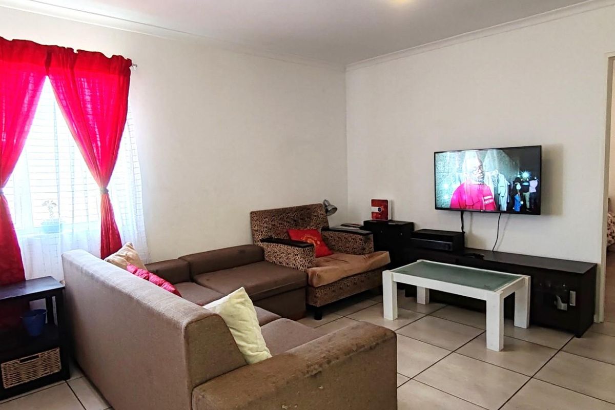 Secure, Low-Maintenance Living in Popular Rochester Village, Heathfield - Photo 2