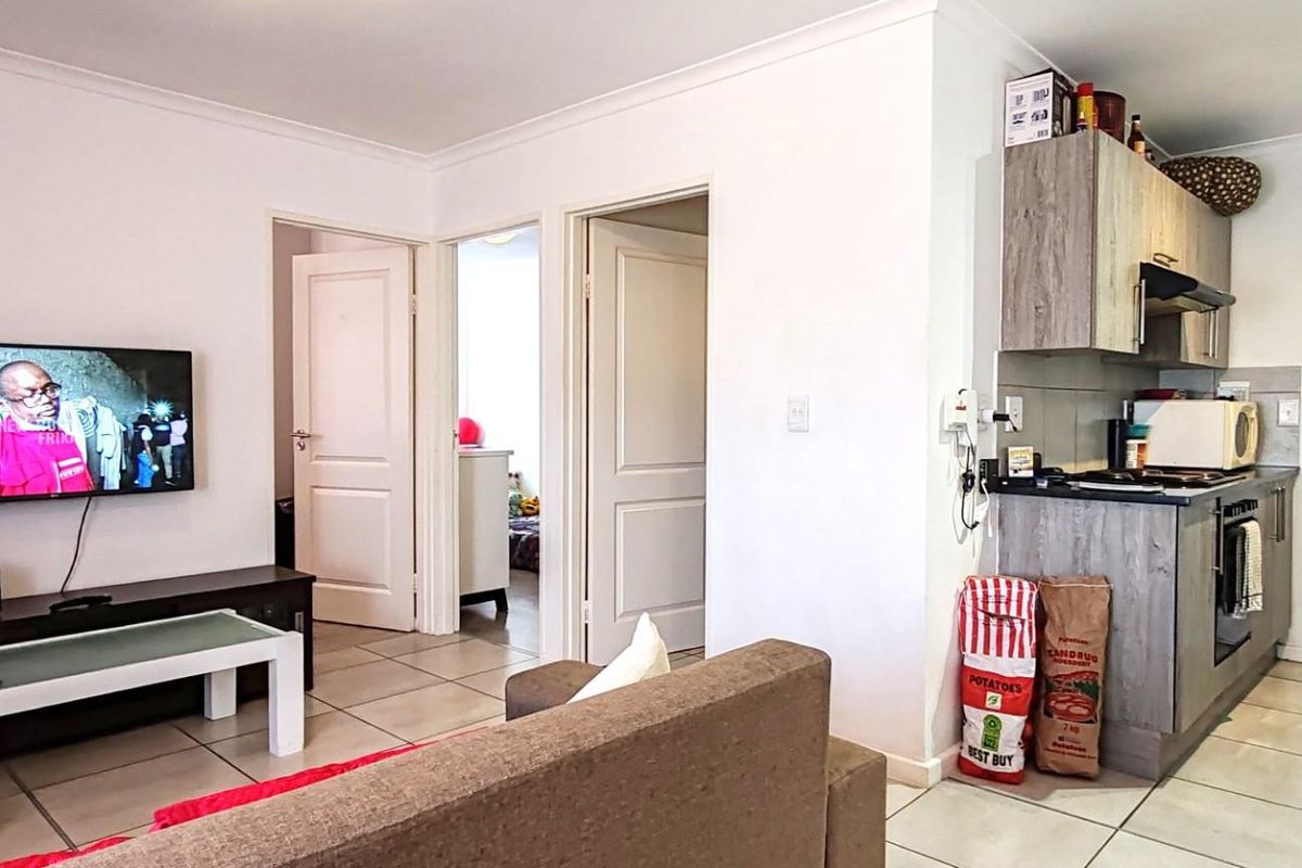 Secure, Low-Maintenance Living in Popular Rochester Village, Heathfield - Photo 3