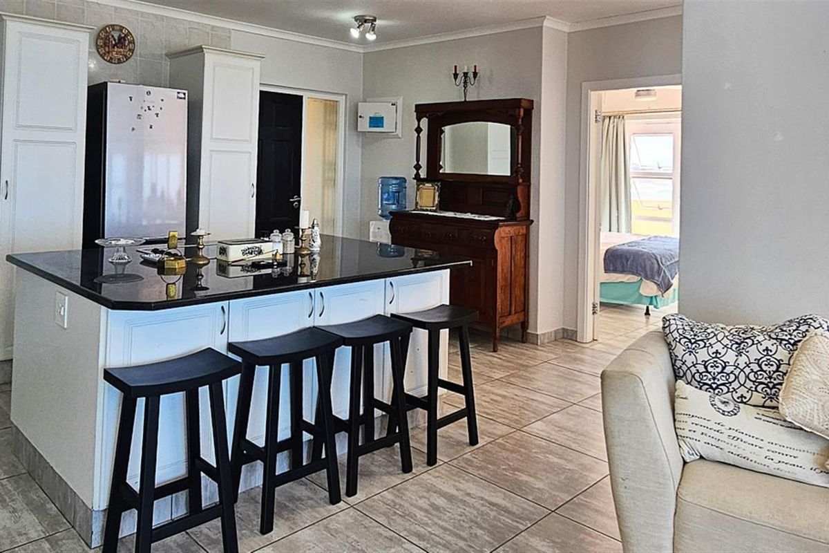 GLAMOROUS Penthouse For Sale in Margate, KwaZulu Natal - Photo 2