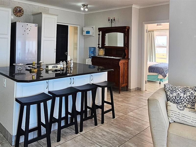 GLAMOROUS Penthouse For Sale in Margate, KwaZulu Natal - Photo 2