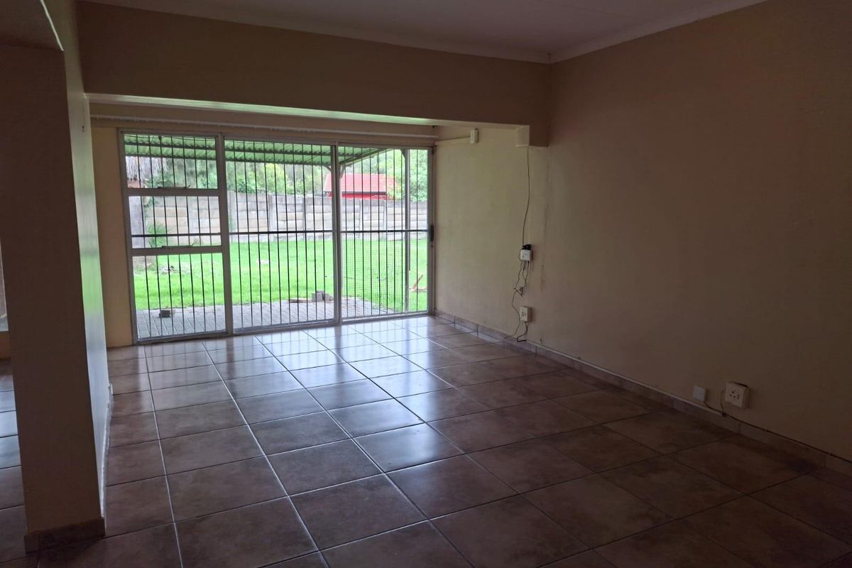 Spacious 4-Bedroom Home for Sale in Schuinshoogte, Newcastle - Photo 3