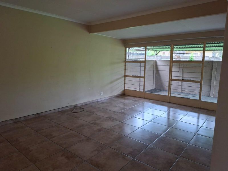 Spacious 4-Bedroom Home for Sale in Schuinshoogte, Newcastle - Photo 6