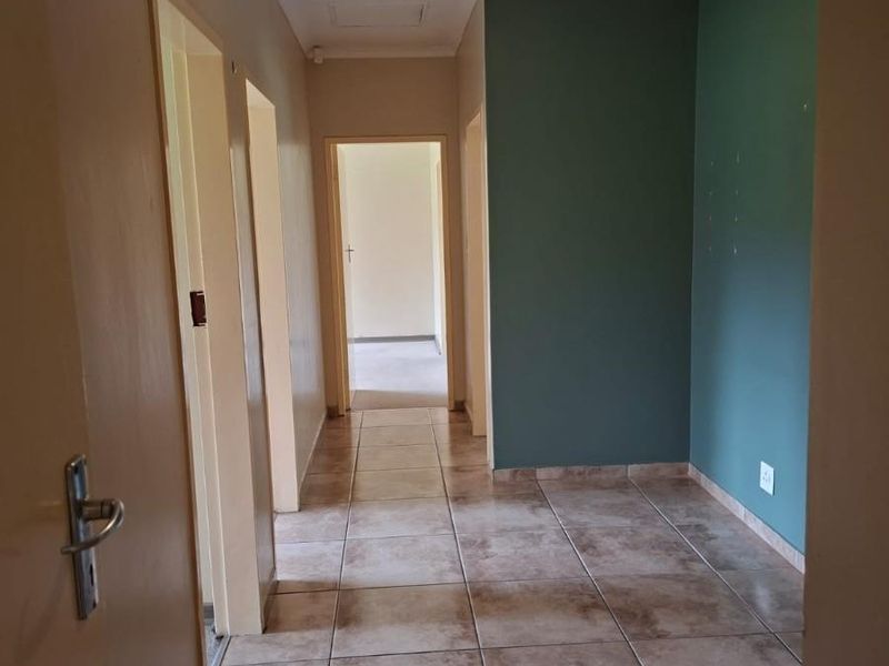 Spacious 4-Bedroom Home for Sale in Schuinshoogte, Newcastle - Photo 10