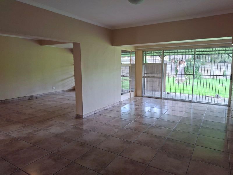 Spacious 4-Bedroom Home for Sale in Schuinshoogte, Newcastle - Photo 4