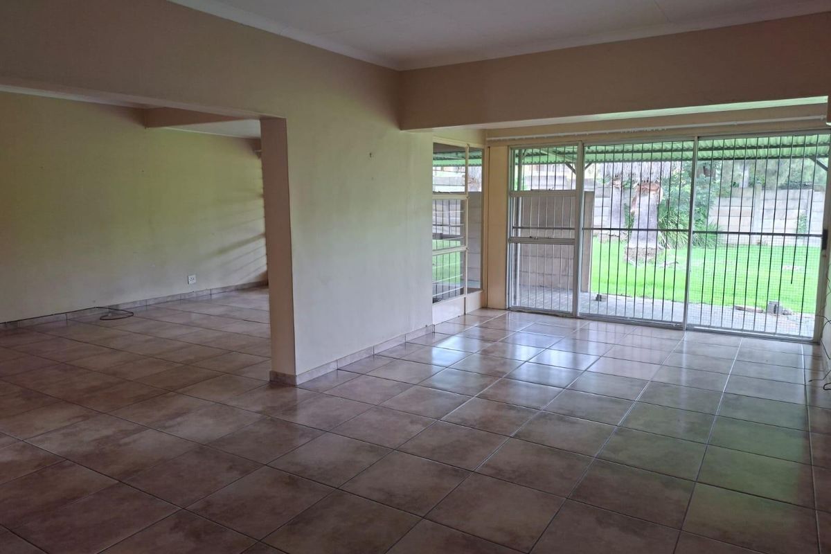 Spacious 4-Bedroom Home for Sale in Schuinshoogte, Newcastle - Photo 4