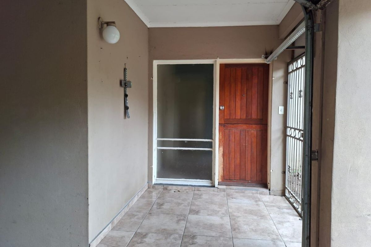 Spacious 4-Bedroom Home for Sale in Schuinshoogte, Newcastle - Photo 2