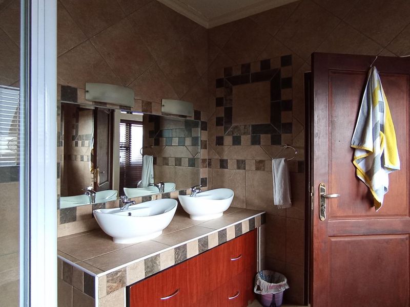 Exceptional 7-Bedroom Home in Featherbrooke Estate | Scale, Style | Long-Term Value - Photo 10