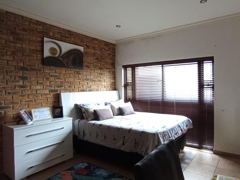 Exceptional 7-Bedroom Home in Featherbrooke Estate | Scale, Style | Long-Term Value - Photo 7