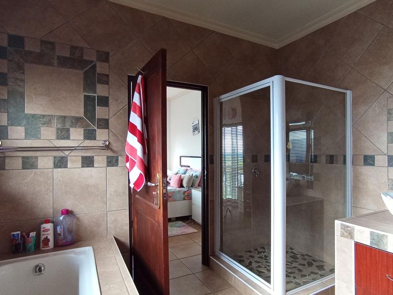 Exceptional 7-Bedroom Home in Featherbrooke Estate | Scale, Style | Long-Term Value - Photo 9