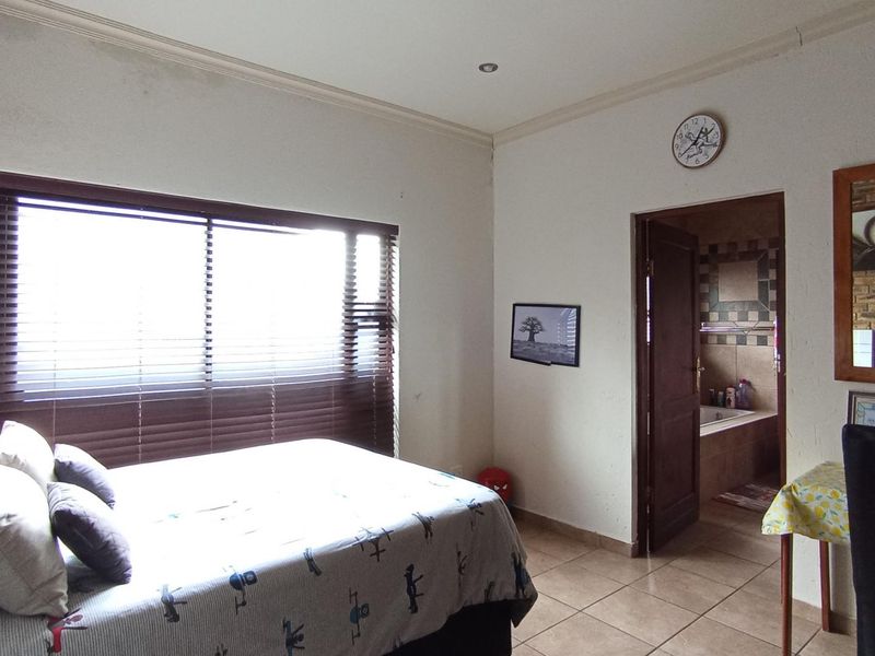 Exceptional 7-Bedroom Home in Featherbrooke Estate | Scale, Style | Long-Term Value - Photo 8