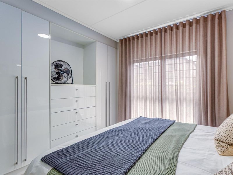 Upmarket Fully furnished Sought After Garden Apartment at Prestigious Polofields - Photo 9