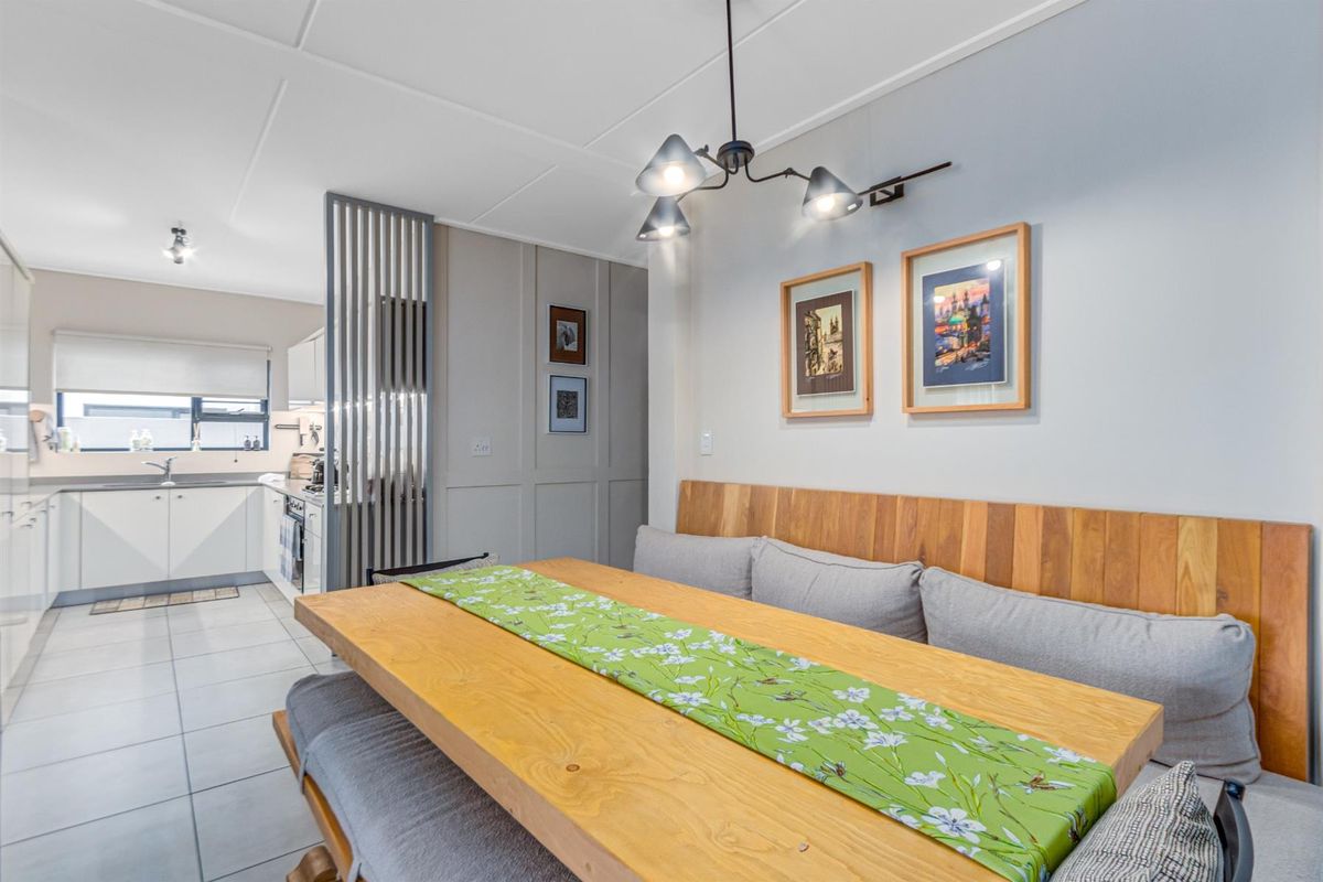 Upmarket Fully furnished Sought After Garden Apartment at Prestigious Polofields - Photo 3