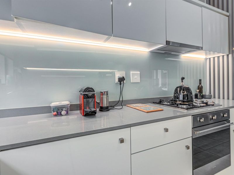 Upmarket Fully furnished Sought After Garden Apartment at Prestigious Polofields - Photo 7