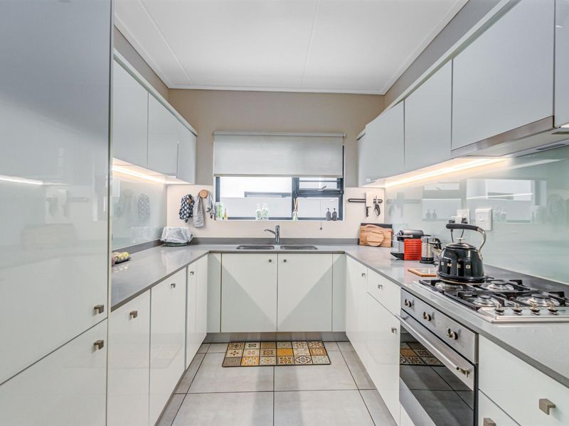 Upmarket Fully furnished Sought After Garden Apartment at Prestigious Polofields - Photo 5