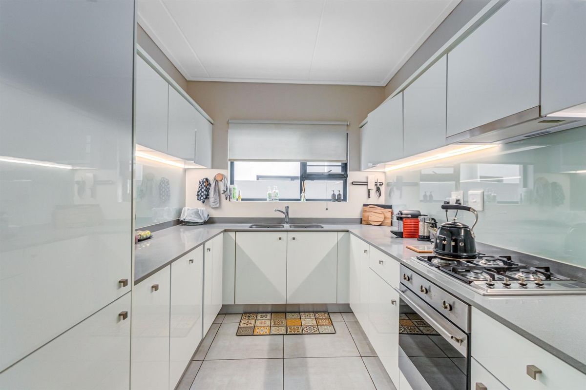 Upmarket Fully furnished Sought After Garden Apartment at Prestigious Polofields - Photo 5