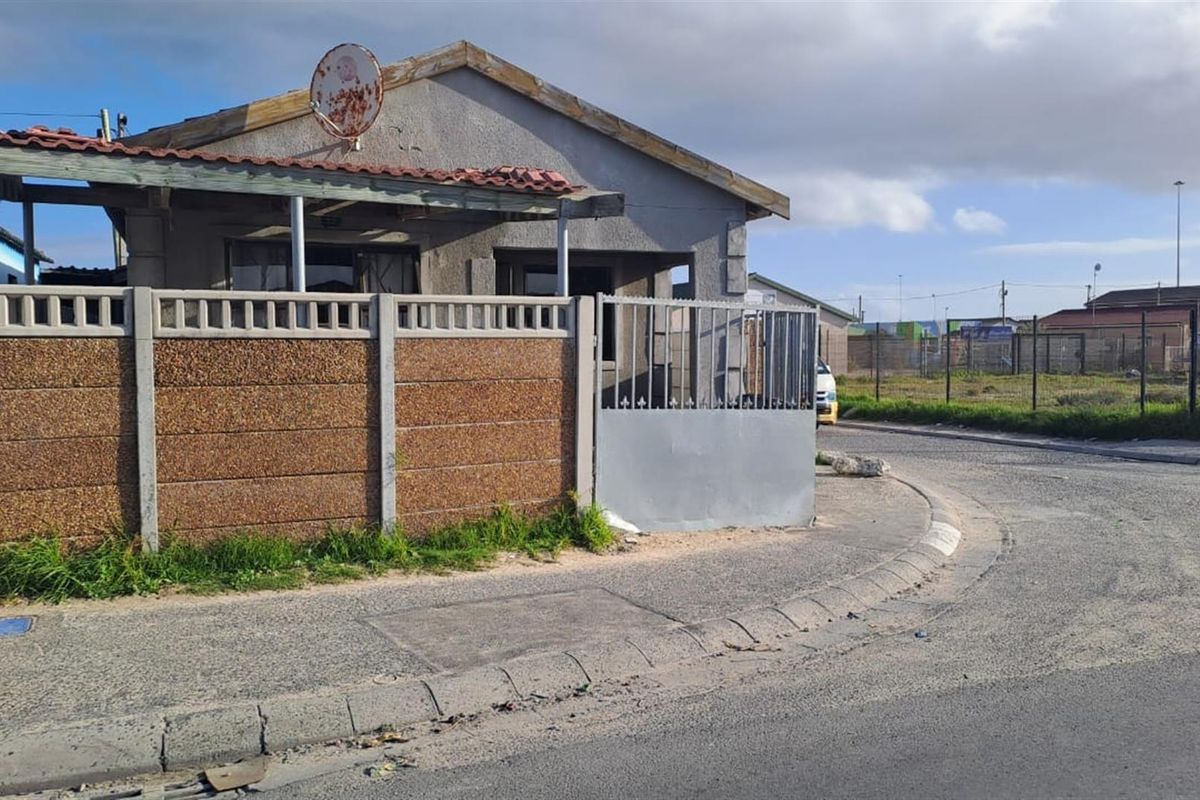 Townhouse For Sale in Mandela Park, Khayelitsha - Photo 4