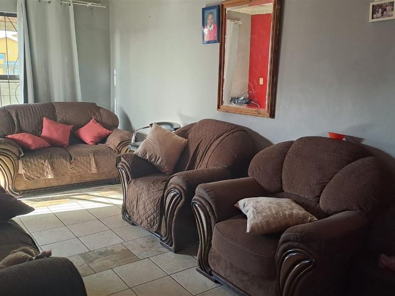 Townhouse For Sale in Mandela Park, Khayelitsha - Photo 2