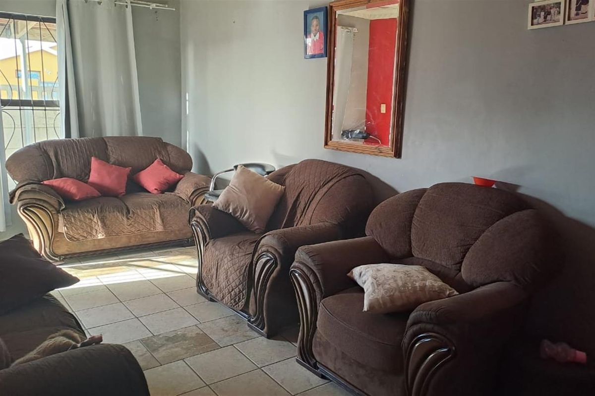 Townhouse For Sale in Mandela Park, Khayelitsha - Photo 2