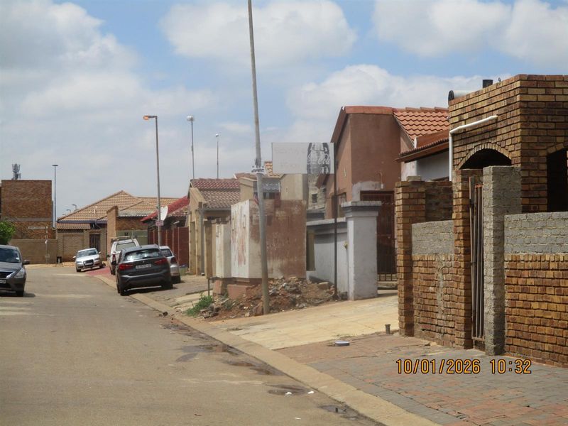 House For Sale in Hospital View, Tembisa - Photo 2
