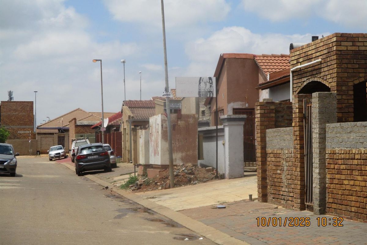 House For Sale in Hospital View, Tembisa - Photo 2