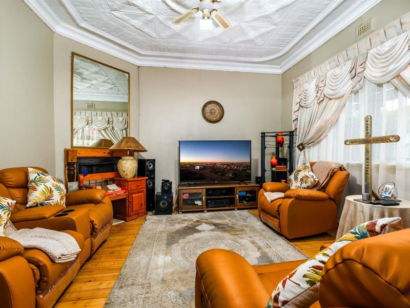 House For Sale in Johannesburg - Photo 2