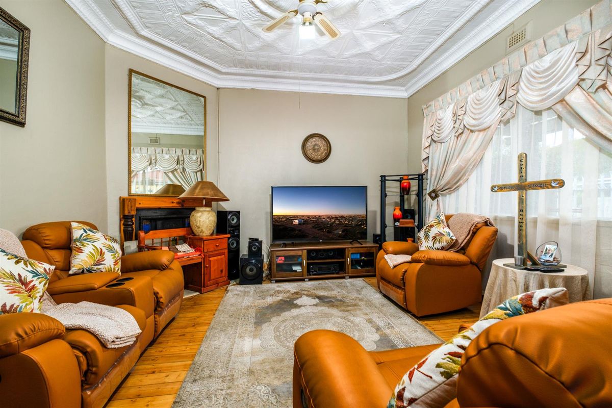 House For Sale in Johannesburg - Photo 2