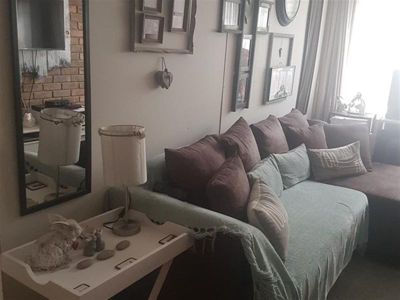 Beautiful spacious 3 bedroom, 2 bathroom, study, entertainment room, garages and carport for sale - Photo 9