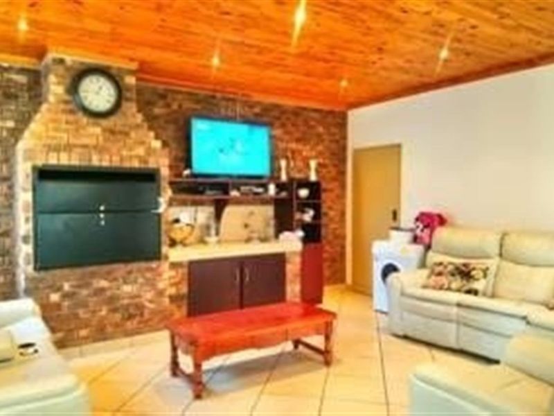 Beautiful spacious 3 bedroom, 2 bathroom, study, entertainment room, garages and carport for sale - Photo 6