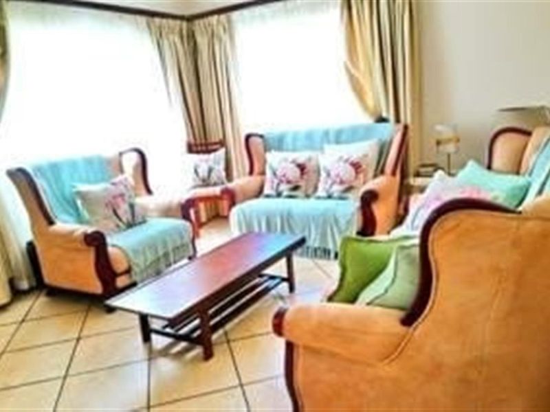 Beautiful spacious 3 bedroom, 2 bathroom, study, entertainment room, garages and carport for sale - Photo 7