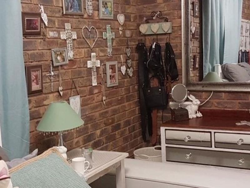 Beautiful spacious 3 bedroom, 2 bathroom, study, entertainment room, garages and carport for sale - Photo 10