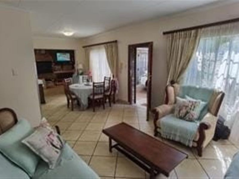 Beautiful spacious 3 bedroom, 2 bathroom, study, entertainment room, garages and carport for sale - Photo 8