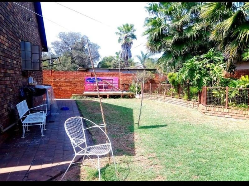 Beautiful spacious 3 bedroom, 2 bathroom, study, entertainment room, garages and carport for sale - Photo 3