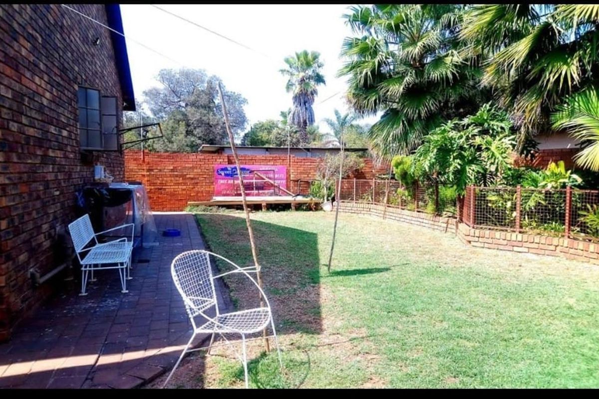 Beautiful spacious 3 bedroom, 2 bathroom, study, entertainment room, garages and carport for sale - Photo 3