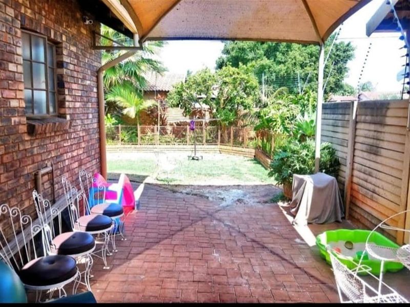 Beautiful spacious 3 bedroom, 2 bathroom, study, entertainment room, garages and carport for sale - Photo 4