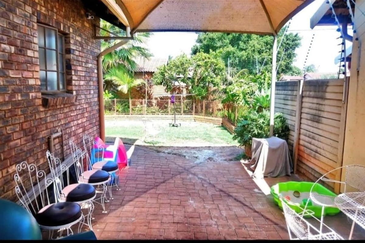 Beautiful spacious 3 bedroom, 2 bathroom, study, entertainment room, garages and carport for sale - Photo 4